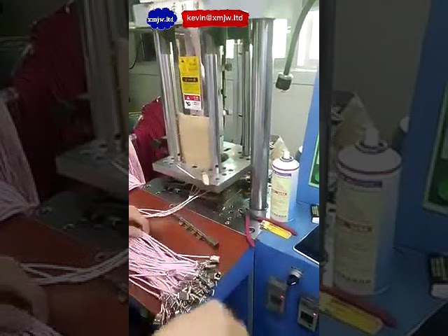 آلة صنع كابلات طاقة AC مع ماكينة حقن بلاستيك صغيرة - أتمتة إنتاج الأسلاك
