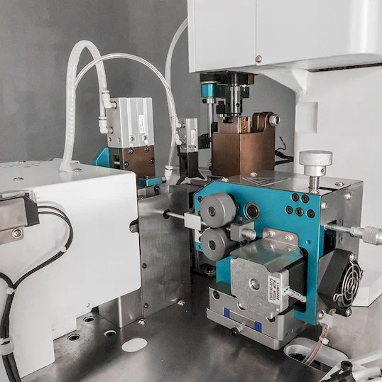 آلة تعرية وكبس ولف كابلات أوتوماتيكية Thumb